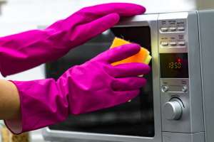 Как правильно помыть микроволновку